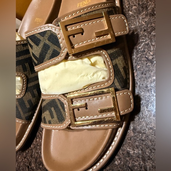 Authentic! FENDI FEEL Slides, Brown/Gold Hardware. Box/cards included 39, size 8 - Picture 5 of 15